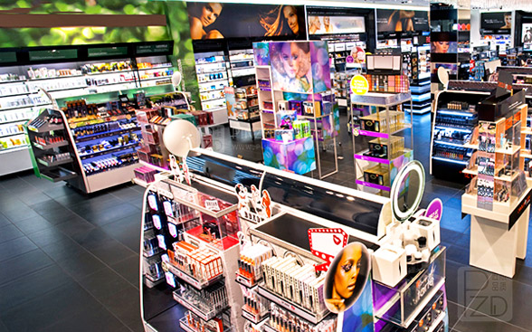 Large area makeup shop interior design